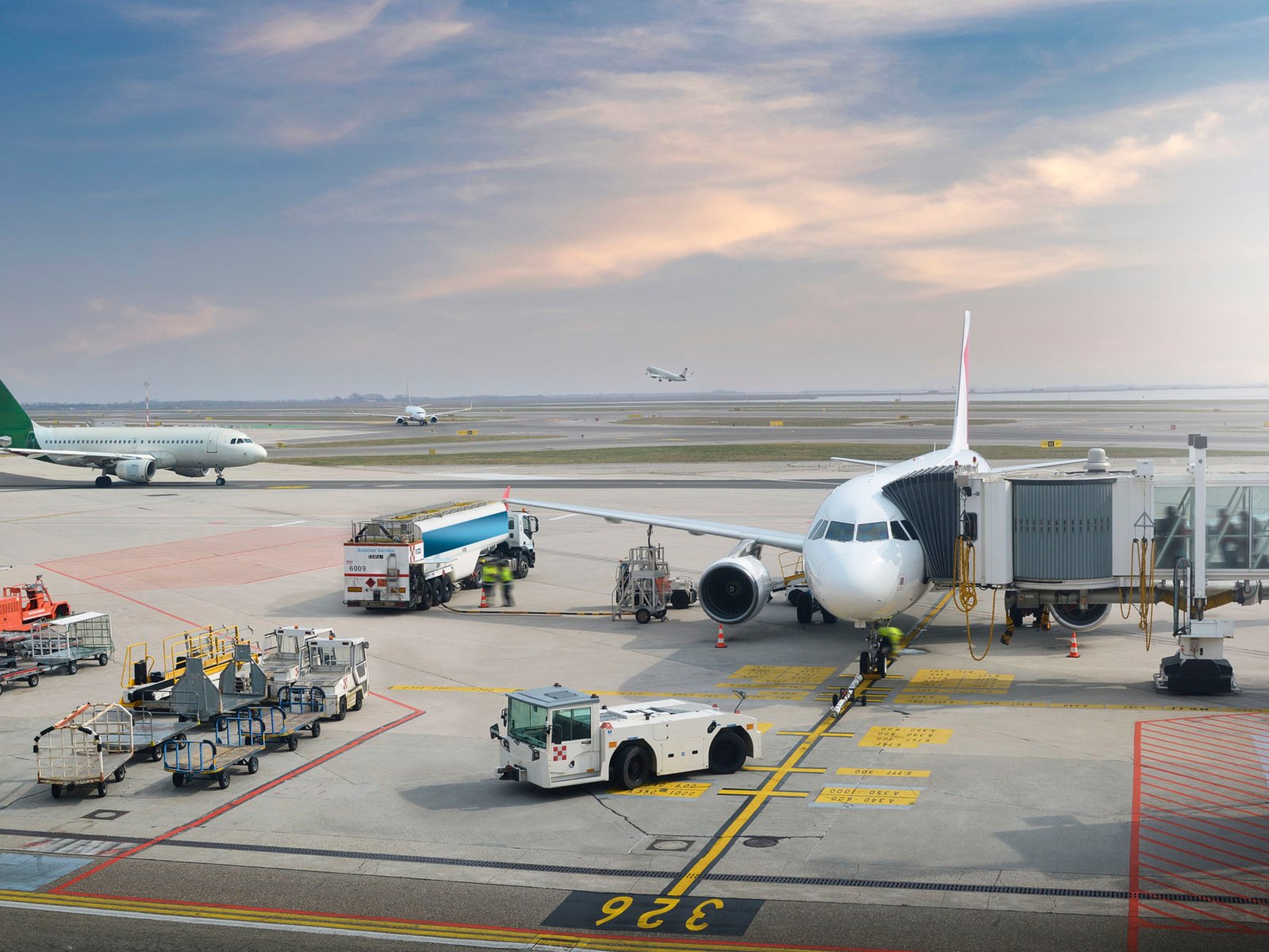 Avion au contact et chargement des bagages sur le tarmac